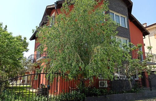 Pomorie House | Spacious 6-bedroom house with AC and WiFi in Pomorie, 5 min walk to the beach.