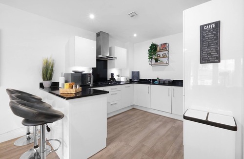 Slough House | Spacious 6 Bedroom House in Denton Way