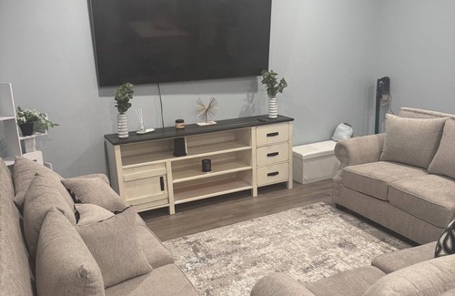 Magna House | Spacious 6-bedroom house in cool Magna with AC, fitness room