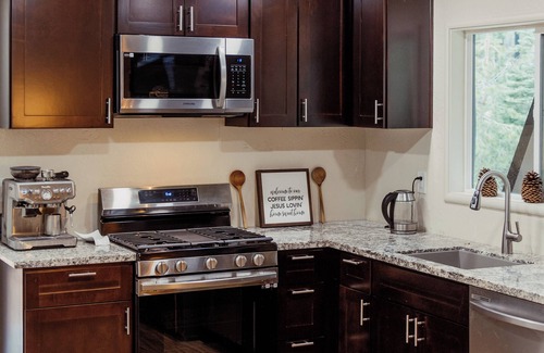 Echo Lake Cabin | Spacious 6-Bedroom Tahoe Cabin, 9 minutes to Sierra Ski Resort! Mountain Views