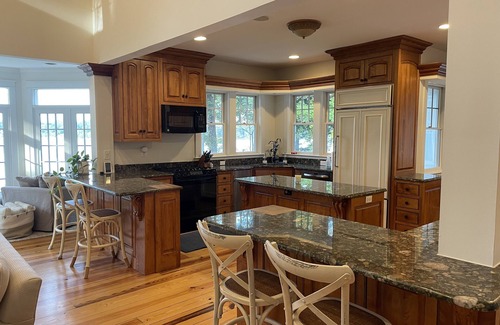 Edgewater House | Spacious 6-Bedroom Waterfront Retreat