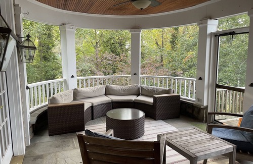 Edgewater House | Spacious 6-Bedroom Waterfront Retreat