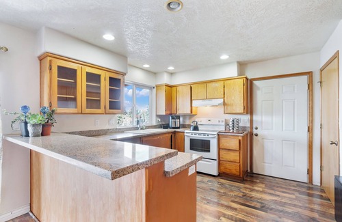 Oatfield House | Spacious 7-bedroom house in peaceful Milwaukie with WiFi, AC, Laundry