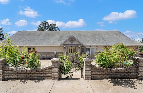 Oatfield House | Spacious 7-bedroom house in peaceful Milwaukie with WiFi, AC, Laundry