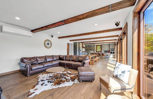 Hunter House | Spacious 7-bedroom house in lovely Hunter with game room, sauna, swimming spa