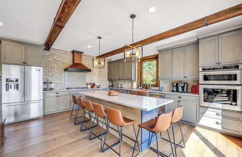 Hunter House | Spacious 7-bedroom house in lovely Hunter with game room, sauna, swimming spa