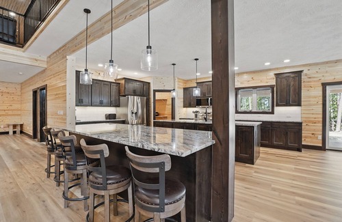 Deadwood House | Spacious 8-bedroom house with WiFi, AC, Hot Tub South of Lead