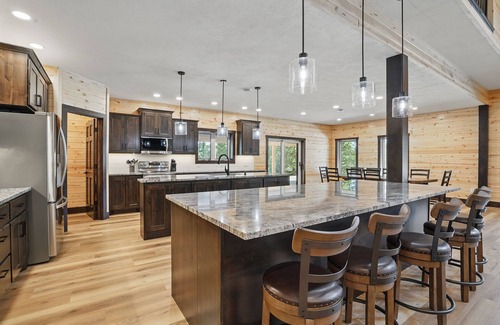 Deadwood House | Spacious 8-bedroom house with WiFi, AC, Hot Tub South of Lead