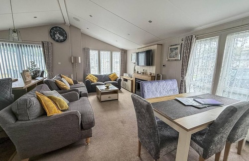 Hopton Cabin | Spacious 8 berth luxury lodge for hire at Broadland Sands in Suffolk ref 20033CV