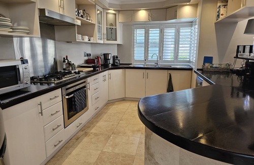 Hout Bay House | Spacious 8 sleeper Beach Place with pool, along Hout Bay beach.