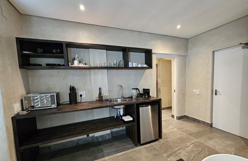 Hout Bay House | Spacious 8 sleeper Beach Place with pool, along Hout Bay beach.