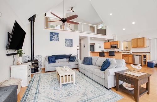 Union House | Spacious A-frame w/mountain & water views, New Hot Tub, AC, Fireplace, W/D