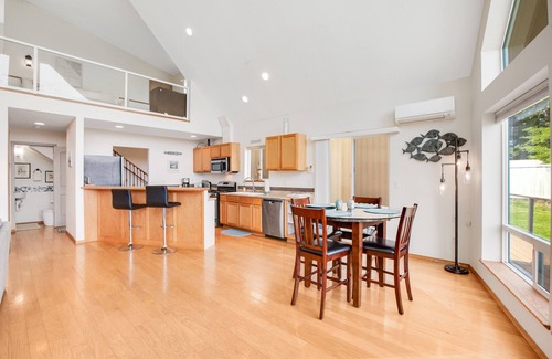 Union House | Spacious A-frame w/mountain & water views, New Hot Tub, AC, Fireplace, W/D