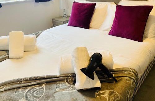 Hinckley Apartment | Spacious and Bright 2 Bedroom Apartment, Sleeps 6, 1st Floor with Free Parking, Business and Leisure by Jesswood Properties