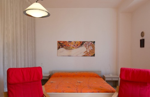 Sampieri Apartment | Spacious and bright apartment in the historic center of Sampieri