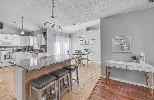 Sandalwood House | Spacious and Comfy 4b/2bath Family friendly and Quiet neighborhood