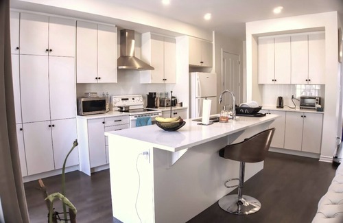 Chapel Hill South House | Spacious and Cozy Room with Private Bathroom in a house with WiFi, AC in Ottawa.