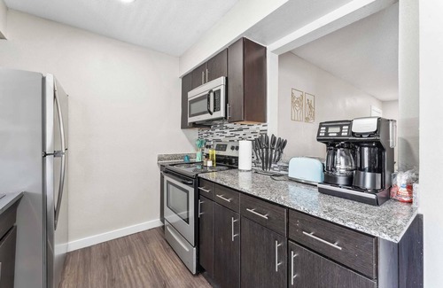 Pleasant Valley Apartment | Spacious and Fun King Bed 2BR, 5 Min to DT