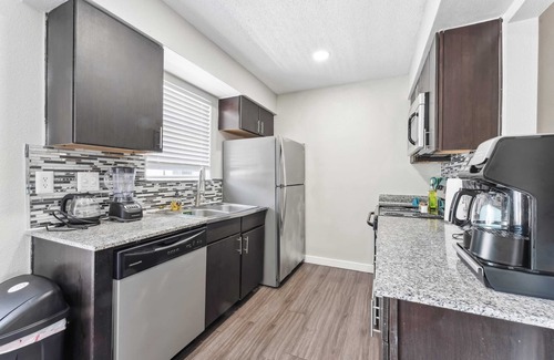 Pleasant Valley Apartment | Spacious and Fun King Bed 2BR, 5 Min to DT