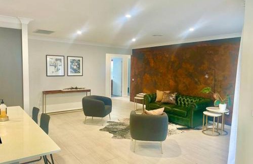 Eglinton House | Spacious and Modern Home away from Home