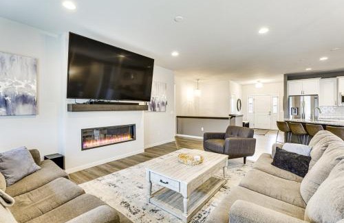 Hanover House | Spacious and Modern Home with Deck in Oregon!