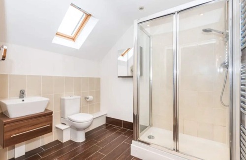 York House | Spacious and Modern Townhouse I Pass The Keys