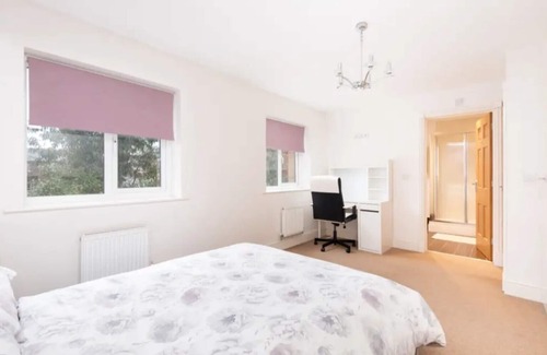 York House | Spacious and Modern Townhouse I Pass The Keys