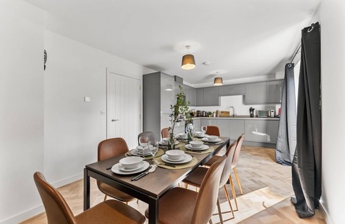 Newark upon Trent House | Spacious and Stylish Abode in Nottingham Sleeps 14