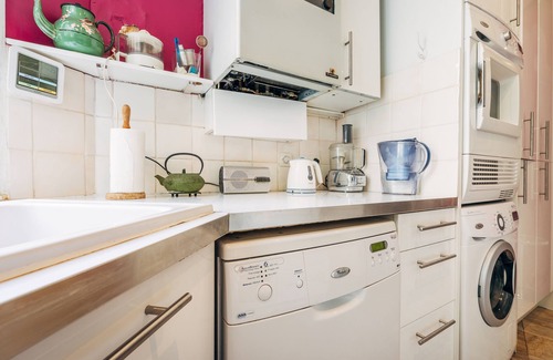 Montmartre Condo | spacious and well equipped 2 br 1.5 ba with A/C