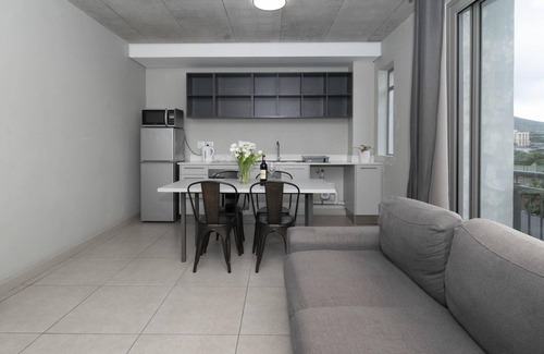 Rosebank Apartment | Spacious Apartment at Metropole Rosebank
