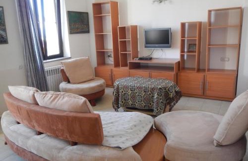Arabkir Apartment | Spacious apartment in Aygedzor street