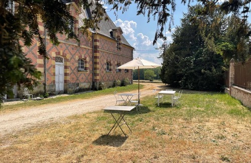 Trevol Cottage | Spacious Apartment in Renovated Castle Estate with Garden Access and Modern Amenities