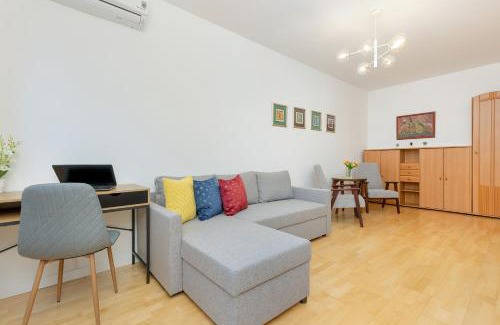 Saska Kepa Apartment | Spacious Apartment Near the Vistula River by Noclegi Renters