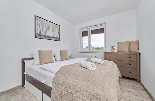 Krzyki Apartment | Spacious Apartment suitable for Remote Work with Balcony & Parking by Noclegi Renters
