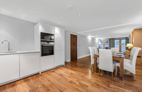 St. Pancras Apartment | Spacious apartment with private patio