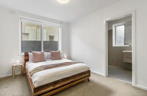 Saint Kilda South Apartment | Spacious apartment within minutes of Acland Street