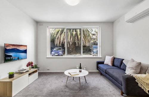 Saint Kilda South Apartment | Spacious apartment within minutes of Acland Street