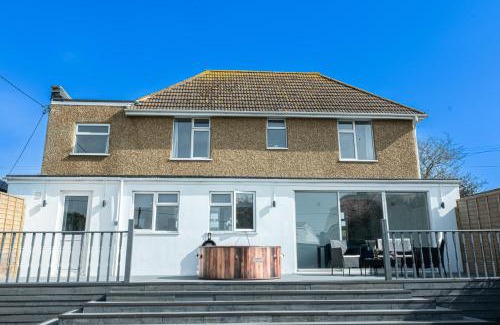 St Mary's Bay House | Spacious Beach Home With Hot Tub, BBQ and Garden