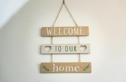 St Mary's Bay House | Spacious Beach Home With Hot Tub, BBQ and Garden