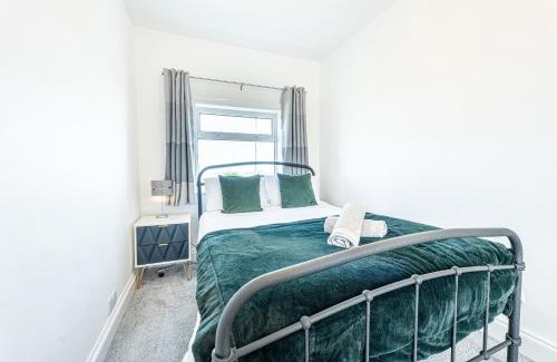 St Mary's Bay House | Spacious Beach Home With Hot Tub, BBQ and Garden