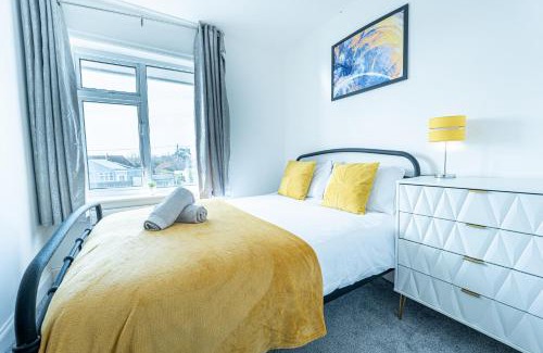 St Mary's Bay House | Spacious Beach Home With Hot Tub, BBQ and Garden