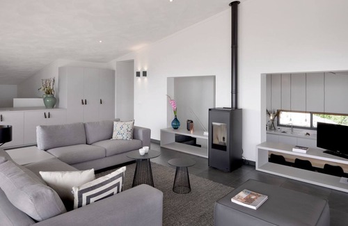 Ouddorp Cabin | Spacious beach villa with private swimming jetty and a terrace on the water.