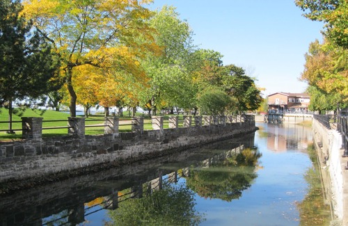 Lachine House | Spacious bedroom apartment Free Parking Wi-Fi Park