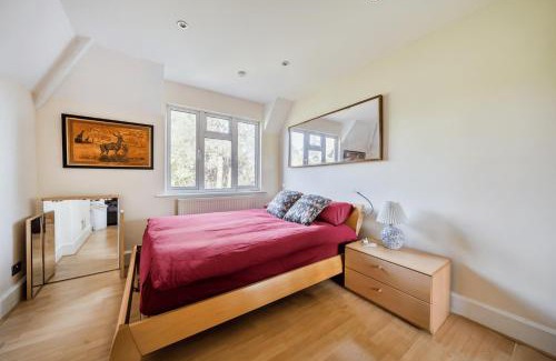 Slough House | Spacious Berkshire home - Perfect for groups and contractors