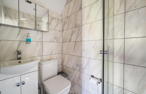 Slough House | Spacious Berkshire home - Perfect for groups and contractors