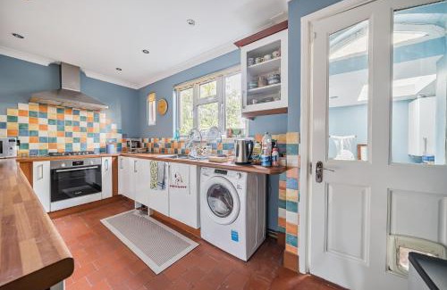 Slough House | Spacious Berkshire home - Perfect for groups and contractors