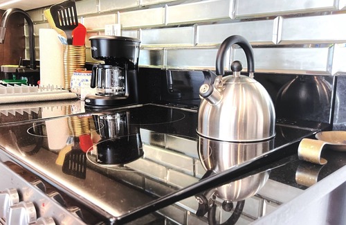 Greenwood Apartment | Spacious Boutique Apartment w/Laundry + Roof Deck + 5 min to Subway + Parking