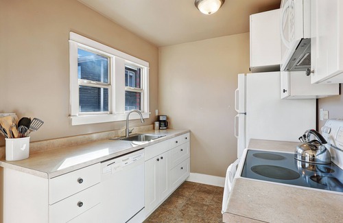 Broadway Apartment | Spacious, bright 1br in central Capitol Hill location