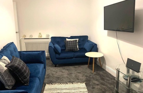 Bothwell Apartment | Spacious, bright, 3 bed, Suitable for Long Stays