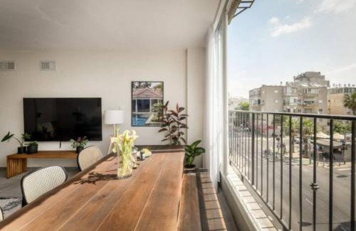 Old North Apartment | Spacious & Bright 3BR Apt Near the Beach & Port with Shelter by Sea N' Rent